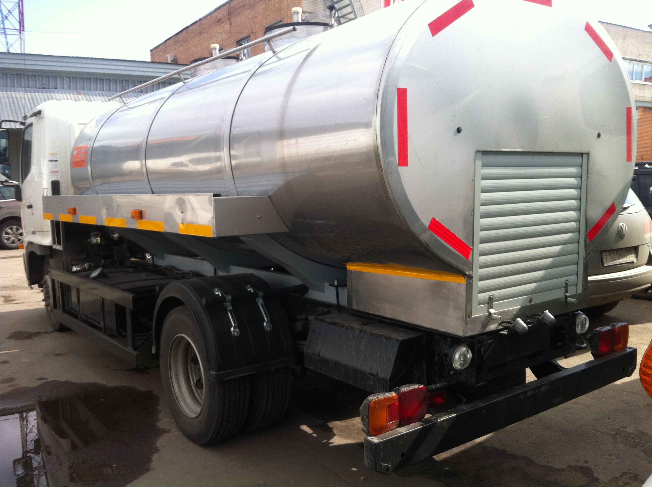 HINO 500 GD8JGTA-QHR с цистерной для перевозки воды