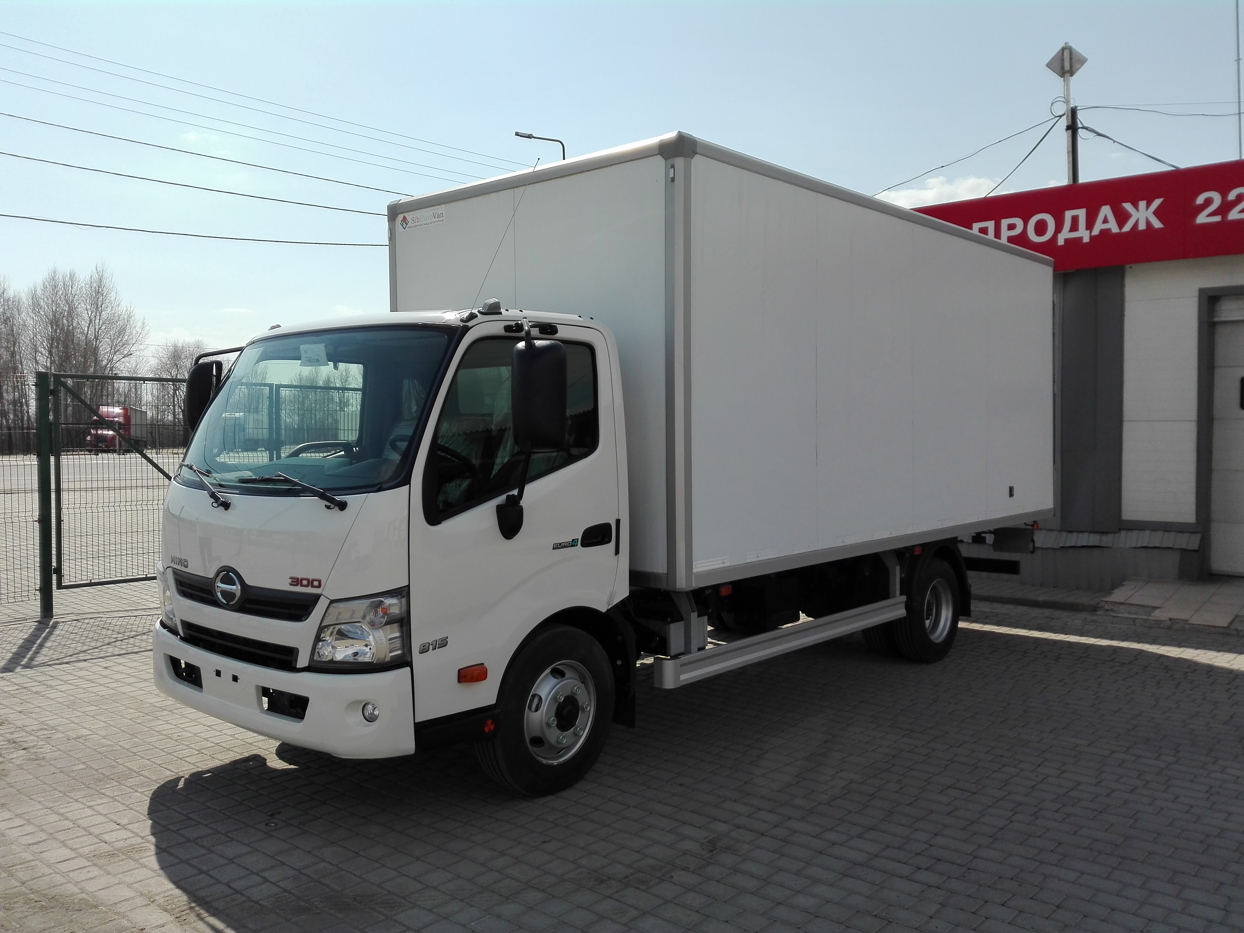 HINO 300 полной массой 7,5 тонн
